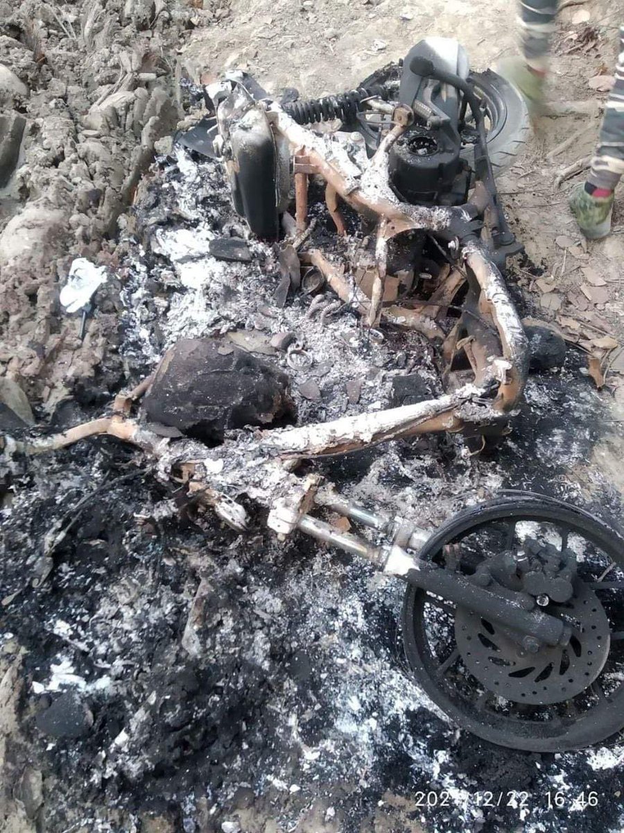 These are the clear evidences that everyone can see SAC military burning down civilian villages as as collective punishment to resisting their rule.  #Australia_StopEngagingWithTerrorists #Dec24Coup #WhatsHappeningInMyanmar