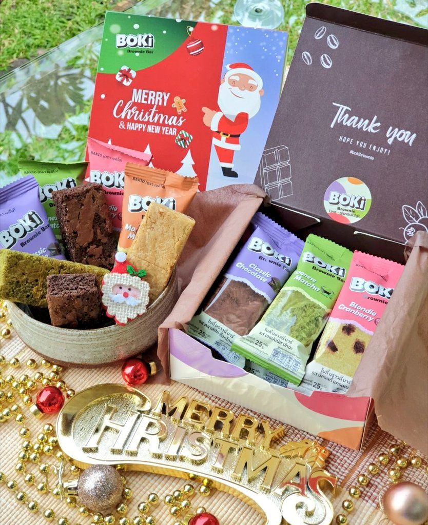 KwansriR's tweet photo. 🎶We wish you a Merry🎄Christmas &amp; a Happy New Year☃️ปีใหม่นี้อยากจะเบาหนี้💰มากิน #บราวนี่ กันจ้า #Bokibrownie บราวนี่น้องใหม่ เนื้อนุ่มหนึบหนับ มาในกล่องChristmas🎅สุดต๊าชสุ่มคละรส 9 ชิ้นอร่อยทุกชิ้นแค่119.-จะซื้อจับสลากหรือเอาไปฝากเพื่อนรักก็ดีย์🤎 #โบกี้บราวนี่ชิลได้อร่อยด้วย https://t.co/i43BJQapl5