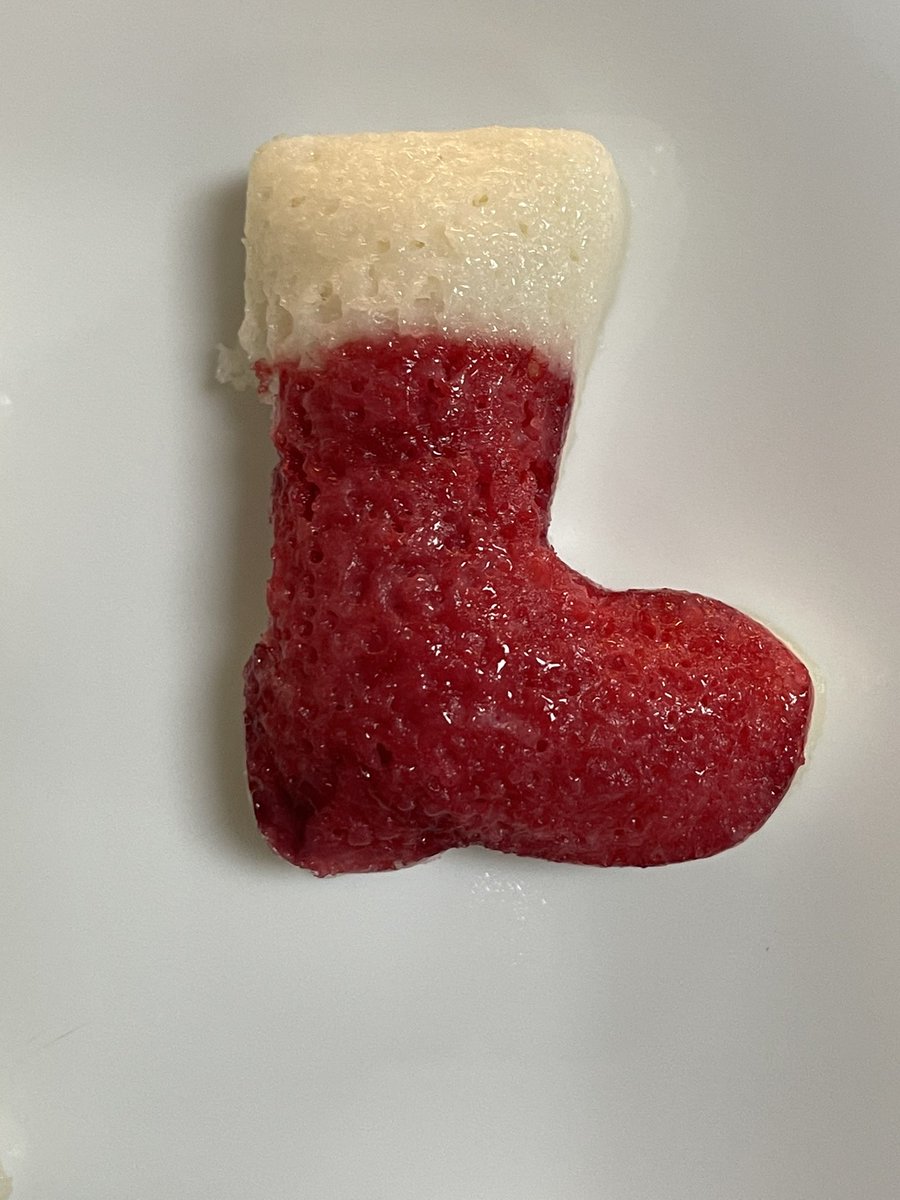 deliriumkrish's tweet photo. Whatever the festive season you can’t get the South Indian out of me. #idly made as Santa’s 🎅🏻 shoe. Happy #ChristmasEve at #krishmas Breakfast https://t.co/GRKb2GLhoP