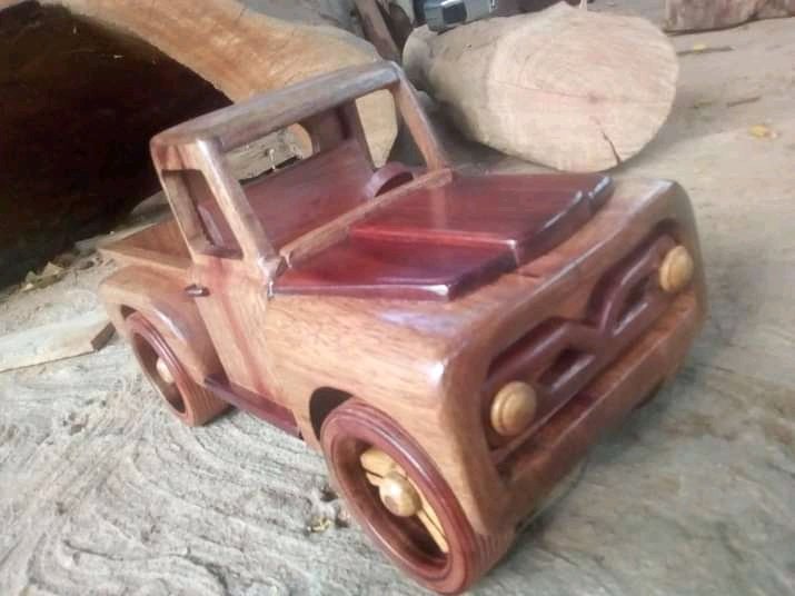 isaiasim's tweet photo. Gente, este señor está en Maracaibo y tienes a la venta estos bellos carritos de madera. Les dejo por acá su whatsapp  para quienes deseen adquirir una de estas bellas piezas. 
04246508404 Alberto Berríos. https://t.co/LnGX1PHQX7