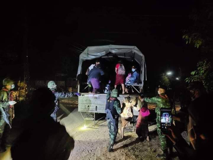 LayKayKaw IDPs had to flee to Thailand since SAC fired artillery shells &amp; using helicopters to bomb on Dec 23 night.
IDPs were taken to refugee camps by Royal Thai Army in military vehicles.
#NoFlyZoneInMyanmar <a href="/UNGeneva/">United Nations Geneva</a> #Dec24Coup
#WhatsHappeningInMyanmar