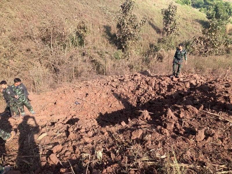 TheChindwin's tweet photo. Myanmar’s junta has conducted airstrike against Karen National Liberation Army in the area surrounding Lay Kay Kaw, Myawaddy’s district of #Karen  State. 
The time is said to be at around 3:50 pm. 
Yesterday, two fighter jets had bombed and conducted airstrike in the same areas. https://t.co/2jPKO7k1a2