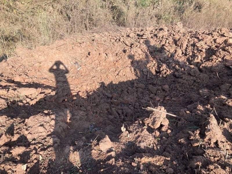 TheChindwin's tweet photo. Myanmar’s junta has conducted airstrike against Karen National Liberation Army in the area surrounding Lay Kay Kaw, Myawaddy’s district of #Karen  State. 
The time is said to be at around 3:50 pm. 
Yesterday, two fighter jets had bombed and conducted airstrike in the same areas. https://t.co/2jPKO7k1a2