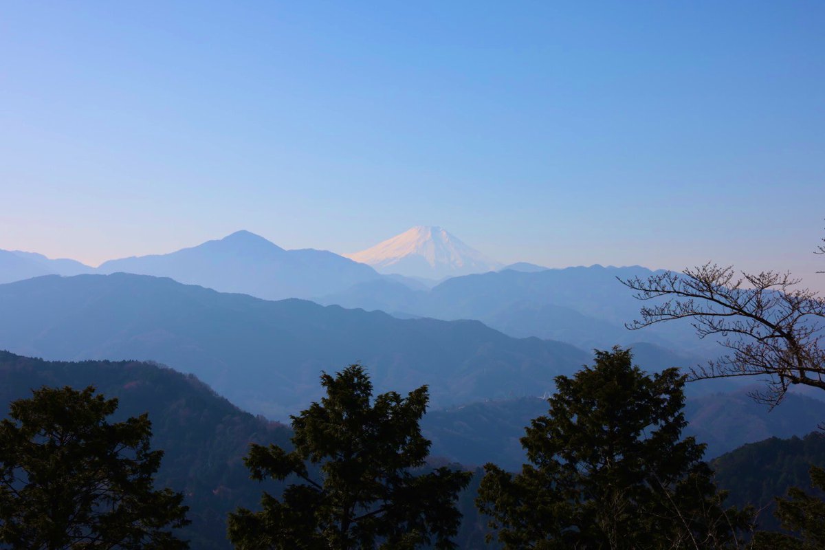 こんばんは✨クリスマスイブの夜はおでんを食べました（笑）高尾山山頂からの1枚、前回の方が富士山、綺麗に見えたような気がします😊皆様良いクリスマスをお過ごしくださいね☺️