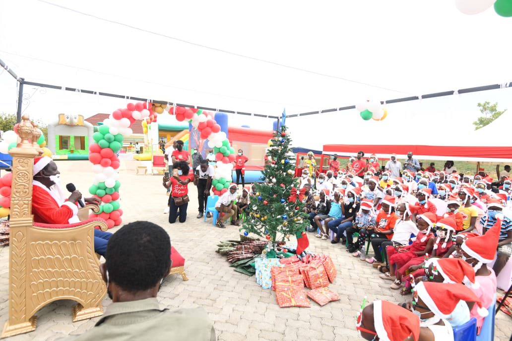 RailaOdinga's tweet photo. Ho! Ho! Ho! Merry Christmas! 

Today #BabaClaus hosted a Christmas fun day at my Kisumu home for my children from different children’s homes, and boy, did we have a lot of fun! 

Merry Christmas and happy holidays! https://t.co/PHBlads5wD