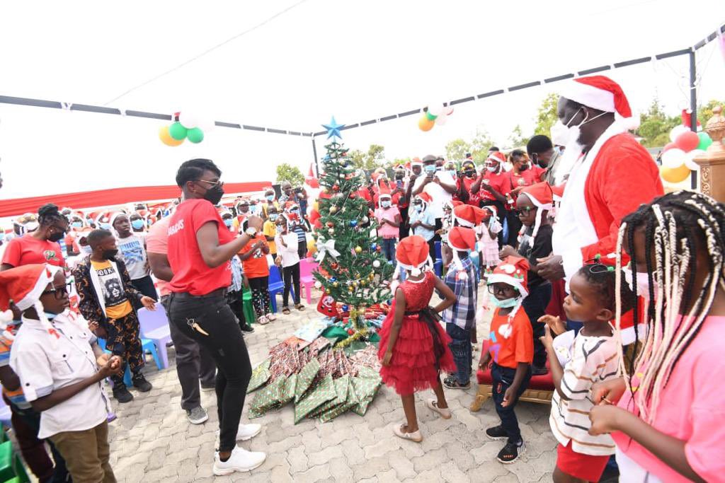 RailaOdinga's tweet photo. Ho! Ho! Ho! Merry Christmas! 

Today #BabaClaus hosted a Christmas fun day at my Kisumu home for my children from different children’s homes, and boy, did we have a lot of fun! 

Merry Christmas and happy holidays! https://t.co/PHBlads5wD