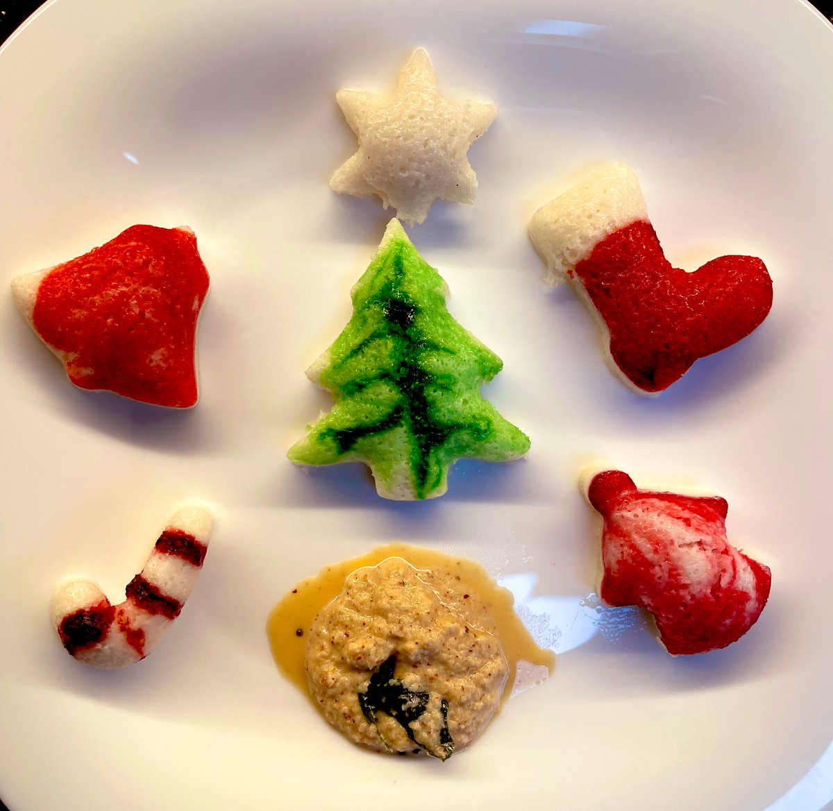 deliriumkrish's tweet photo. Colourful festive breakfast at #Krishmas. Idly and coconut chutney. Have a restful holiday season folks. https://t.co/q9Bv64877C