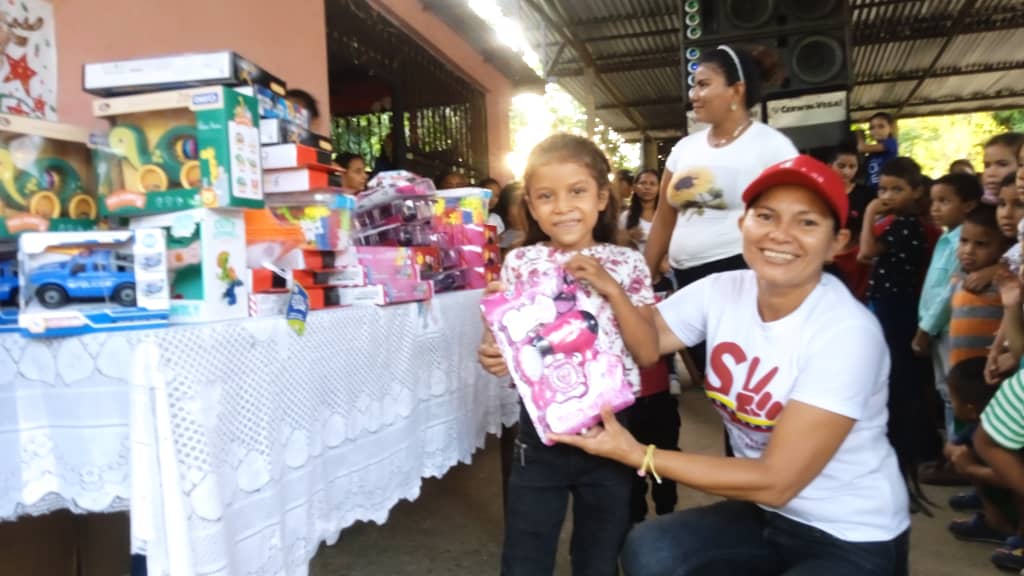 El municipio Muñoz se impregna de espíritu navideño, en el que gracias al gobierno regional de Apure  se hacen  entrega de juguetes a los niños y  niñas en estas navidades felices. El @MovSomosVApure acompañó al equipo político territorial.
@NicolasMaduro
#TodosContraLaCovid