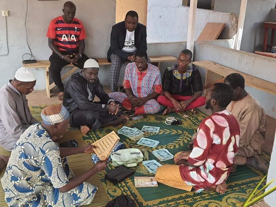 KONEMAMADOUF's tweet photo. Ce 23 déc 2021 , nous avons à travers la lecture coranique et un sacrifice demandé à DIEU le tout puissant la libération de nos prisonniers politiques et le retour de nos exilés à leur tête le Président @SOROKGUILLAUME . Qu’Allah accepte nos prières.#R_GPS DALOA @KONEMAMADOUF https://t.co/YMhCwz9Gju