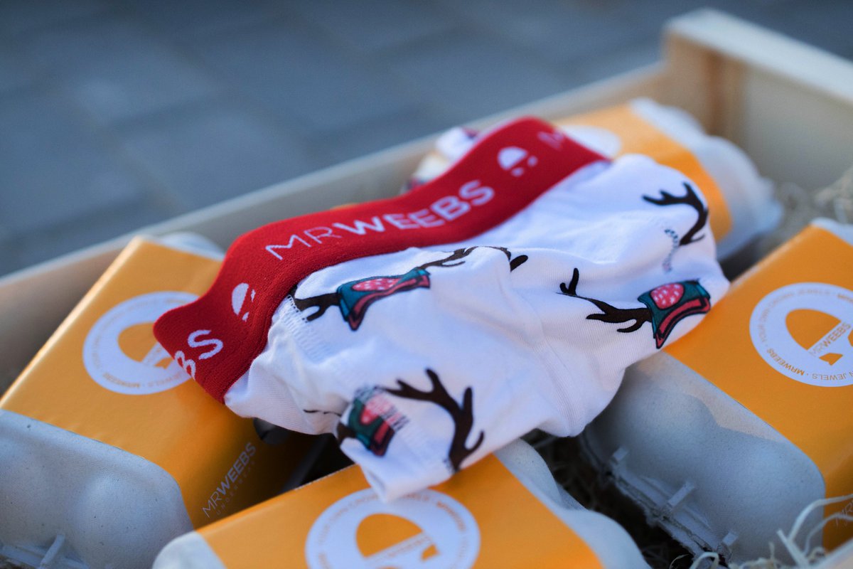Mrweebs_TM's tweet photo. 🦌 Hoy Santa Claus se viste de gala 🎅

Quedan pocas horas para que aparezca Santa con su trineo de renos repartiendo regalos a todos los que hemos sido buenos. Una noche especial en la que hemos preparado unos #MrWeebs especiales para la ocasión 

🎄¡Feliz Navidad weber@s ! https://t.co/nrkpvsiI9B
