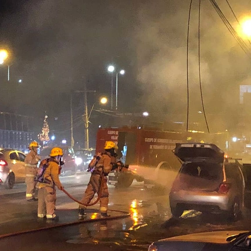 bomberosdefdopy's tweet photo. SERVICIOS || ANOCHE 🚒🔥
Incendio vehicular sobre la avenida Mcal Estigarribia c/s Madame Lynch, afectando 30% del mismo
Personal de Bravo Fox procedió a la extinción, control y enfriamiento del mismo.
Moviles CB1 y CB10 en el lugar
Emergencias
☎️ (021) 514 000
📱 (0972) 579 978 https://t.co/iRj3G06KvJ