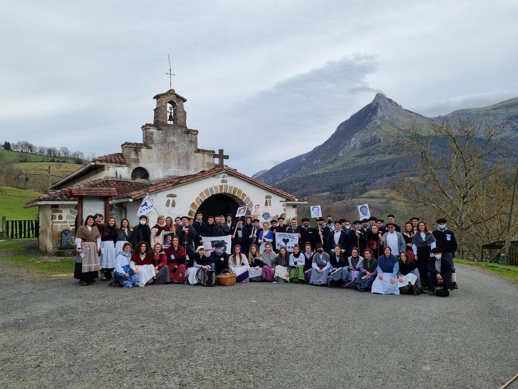 #zaldibia.n urtero legez euskal preso eta iheslari politikoen aldeko elkartasun kantu eskea