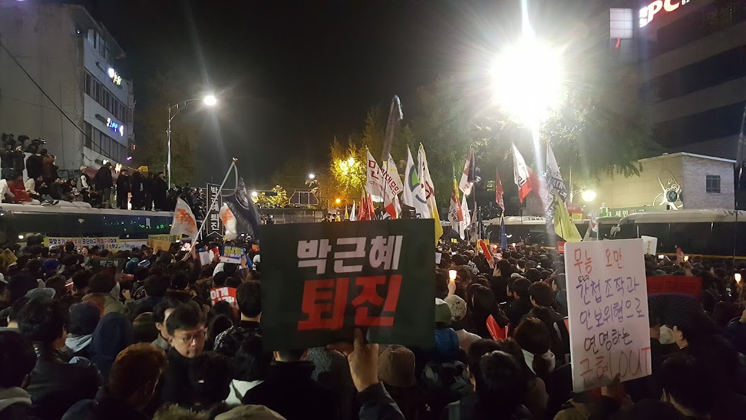 jun_miguel_lee's tweet photo. 일민에 걸린 #ue8 현수막이 생경하다 https://t.co/CDTNpOVClr