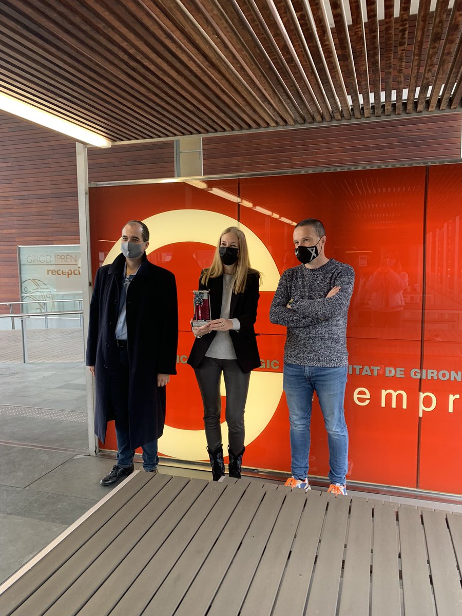 NavarroDescals's tweet photo. Matí revent el Premi Referent 2021 @AENTEG de part d’en David Martí, President de l'AENTEG, i Guillem Alsina Director @guillemalsina - també @enginy_era 💛 Moltíssimes gràcies Girona! M’agradat molt el Parc Científic i Tecnològic de Girona! Felicitats per l’empenta gironina! https://t.co/RKwAl0Zy4I