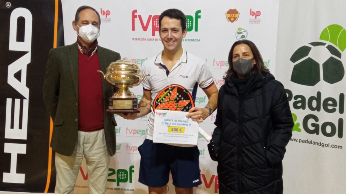 padelderioclub's tweet photo. 🔴🟢⚪Los/as jugadores/as #padelderioclub @cris_gonzmoro🎓 @jaimebergareche &amp; @Gon_Franco🎓🎓 ‘maestros’ del pádel vasco 2021. Además, Gonzalo 🏆acabó la temporada como número uno del circuito vasco esta temporada. 👏👏👏Zorionak!

#MEUSAbsolutoFVP_EPF
@fvpadel https://t.co/fI0Ie1WQnP