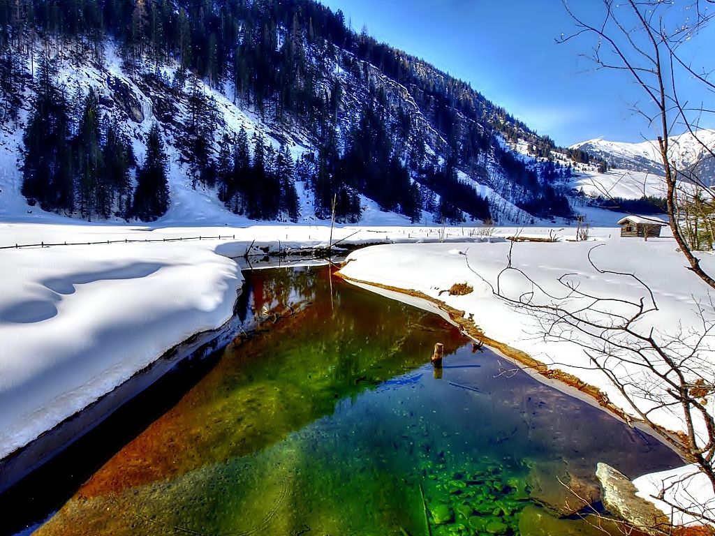 таяние ледников в горах. снежные горы. горы гамбурцева. зимний ручей. озеро брайес.