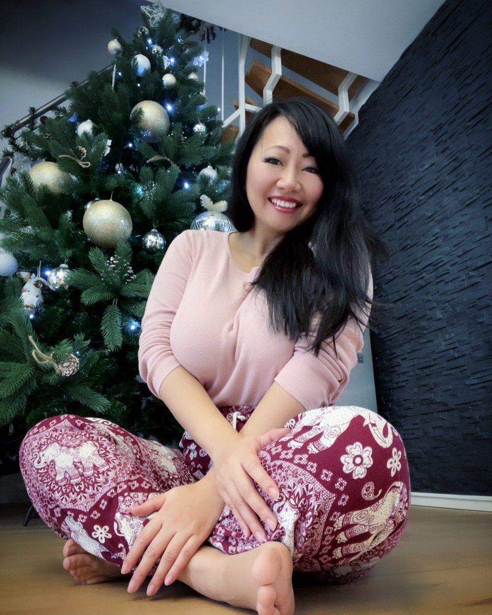Frohe Weihnachten wünsche ich euch, meine Lieben 🎄

#tyrataki #ladytyra #UnderneaththeTree 

linktr.ee/tyrataki
