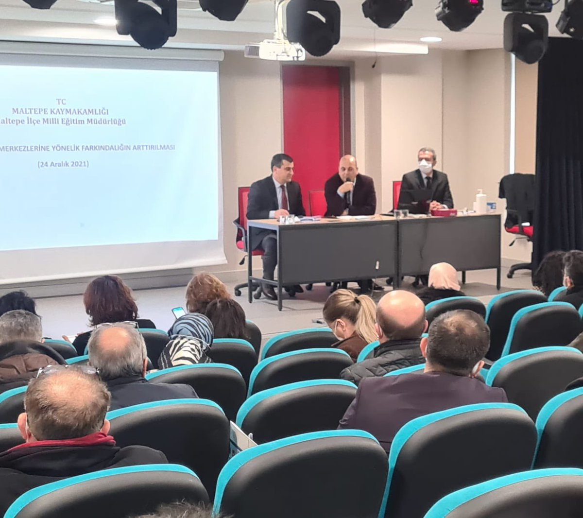 Mesleki Eğitime Yönlendirme Çalışmaları Toplantısı İlçe Milli Eğitim Müdürümüz Sn. @h_aydogdumeb başkanlığında, şube müdürümüz Sn. Yakup Av ve ortaokul,lise,kurum müdürlerimizin katılımıyla <a href="/tevanerbozio/">TEV Abdullah Nezahat Erboz İlkokulu</a>’da gerçekleştirildi.
<a href="/tcmeb/">Millî Eğitim Bakanlığı</a> <a href="/memleventyazici/">Levent Yazıcı</a> <a href="/istanbulilmem/">İstanbul İl Millî Eğitim Müdürlüğü</a> <a href="/istanbul_MTE/">İstanbul Mesleki ve Teknik Eğitim</a>