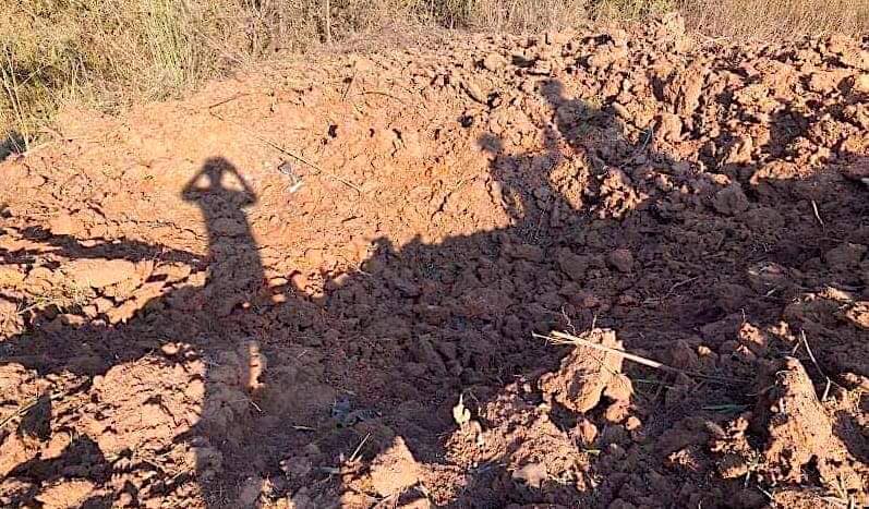 IrrawaddyNews's tweet photo. The Myanmar military regime carried out more air raids on #LayKayKaw near the Thai border in Karen State on Friday. Locals confirmed that the regime is not only dropping bombs but firing artillery. (Photo: KO News) 

#WhatsHappeningInMyanmar https://t.co/fJQWkLZoZQ
