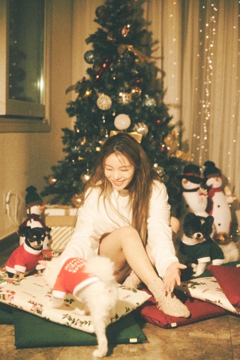 QueenAileeFR's tweet photo. Ailee's family 🎄♥️
#MerryChristmas2021 #Ailee https://t.co/Os1BOqFbjv