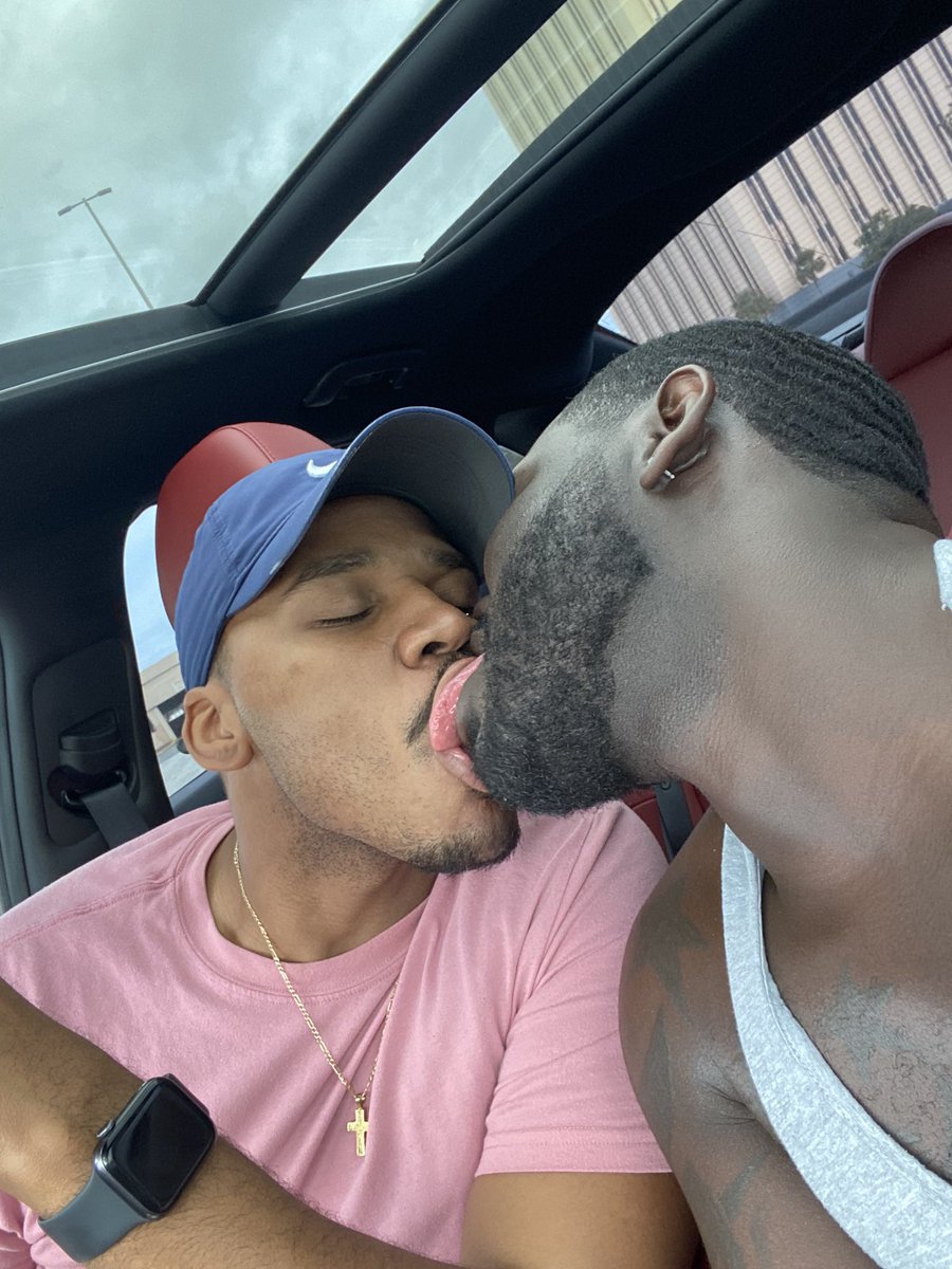 karaboangel_'s tweet image. Black gay men are sexy and happy AF tbh 😭🥰😍🌈