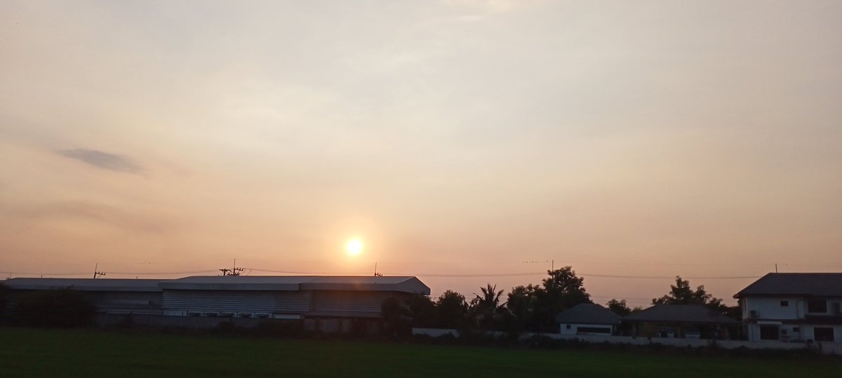 naiaeh's tweet photo. บรรยากาศก่อนตะวันตกดิน

ทางผ่าน+สะพาน

สวยสุดได้แค่นี้แหละวันนี้ เก็บไข่แดงไม่ทัน😂😂 https://t.co/PwQjgZQqDk