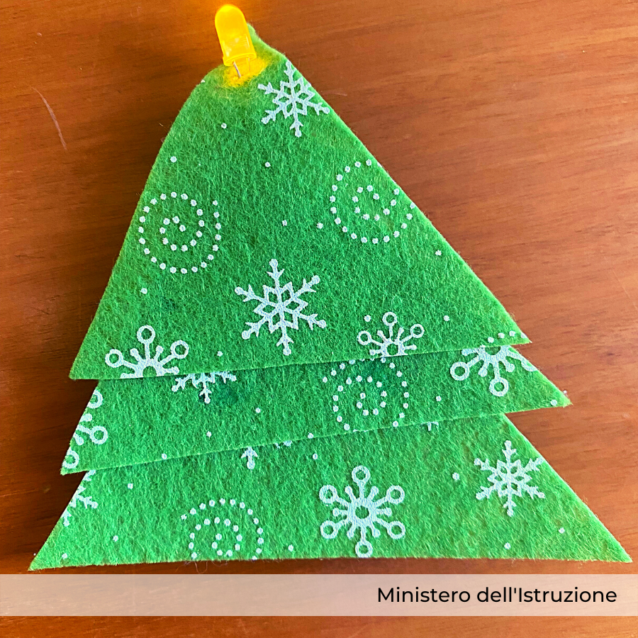 MIsocialTW's tweet photo. Una spilla luminosa a forma di albero direttamente dal #NataleDigitale! Un regalo da costruire a casa, tutti insieme, per le feste.
Volete provarci anche voi? Seguite le indicazioni delle studentesse e degli studenti dell’IC Margherita Hack di Roma ▶️ https://t.co/rm5PprozcJ https://t.co/dmDTuhyAb4