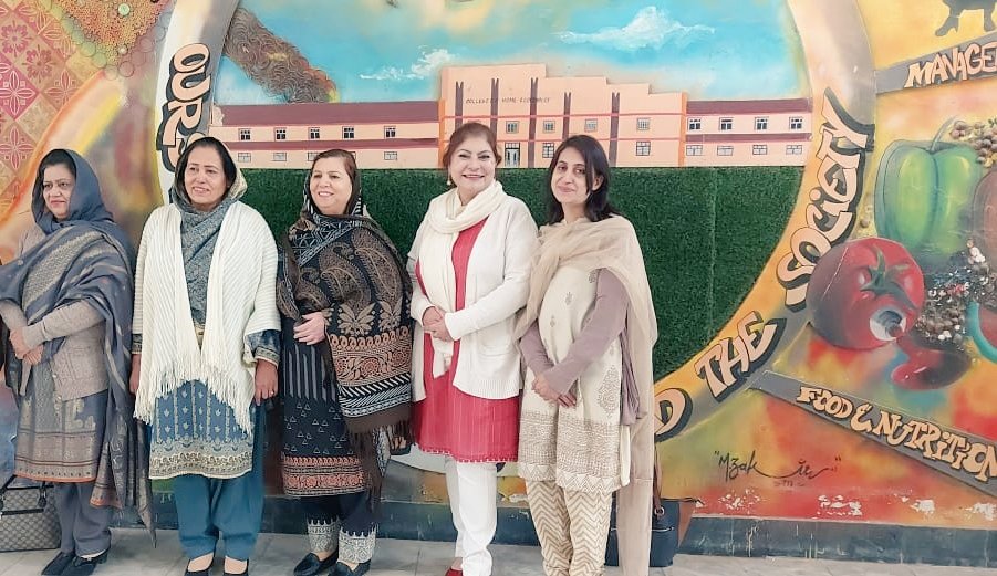 che_uop's tweet photo. Ms. Naveeda Ali successfully defended her M.Phil thesis under the supervision of Dr. Kausar Takrim, Head Department of Resource and Facility Management, College of Home Economics, University of Peshawar. Her topic was: "Factors Influencing the choice of money transfer system* https://t.co/Vkivtnvx3B