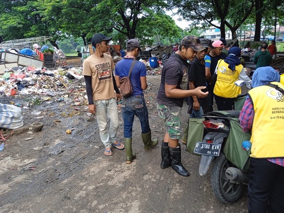 louist_id's tweet photo. Happy birthday @Louis_Tomlinson ๐
The second hundreth out of 600 breakfast meals have been distributed by our team and @.berbagisarapanofficial
Thank you for your donations! It made the recipients' day better ๐ #369Project https://t.co/lj0RkMEypj