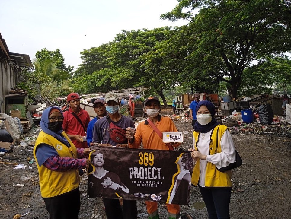louist_id's tweet photo. Happy birthday @Louis_Tomlinson ๐
The second hundreth out of 600 breakfast meals have been distributed by our team and @.berbagisarapanofficial
Thank you for your donations! It made the recipients' day better ๐ #369Project https://t.co/lj0RkMEypj