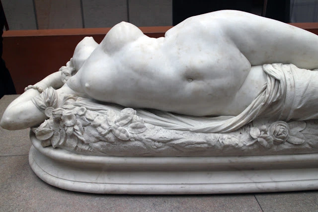 Borrominesca's tweet photo. El erotismo en la muerte según el escultor francés Jean-Baptiste Clésigner.

'Mujer mordida por una serpiente'. 1847.
Creada en mármol, y actualmente expuesta en el Musée d'Orsay, París. https://t.co/ZjmjL0bHWo