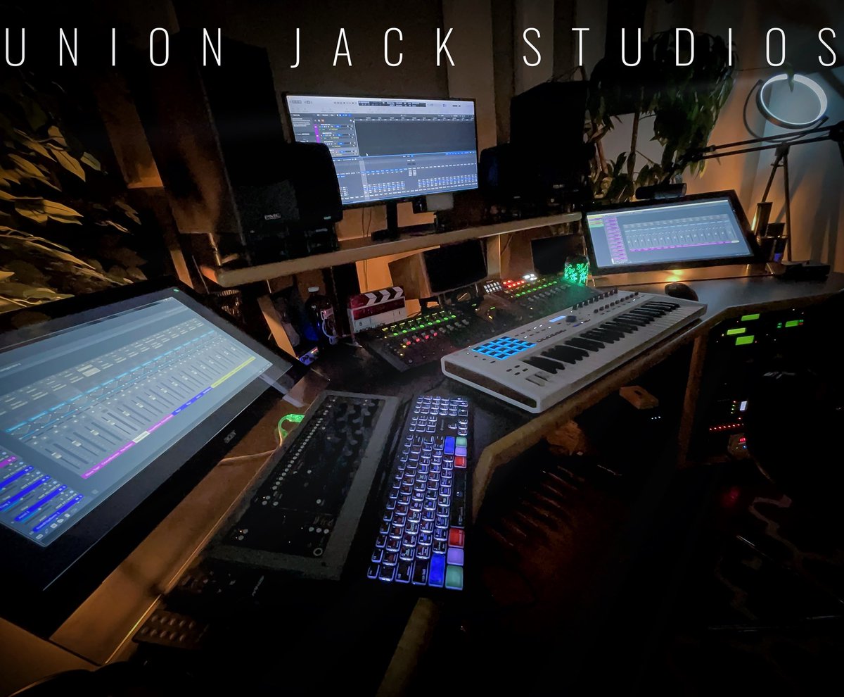 UnionJackStudio's tweet photo. From all of us at Union Jack Studios,
“Merry Christmas and Happy Holidays to everyone!” 🥂 https://t.co/ZtNbQcWsRV