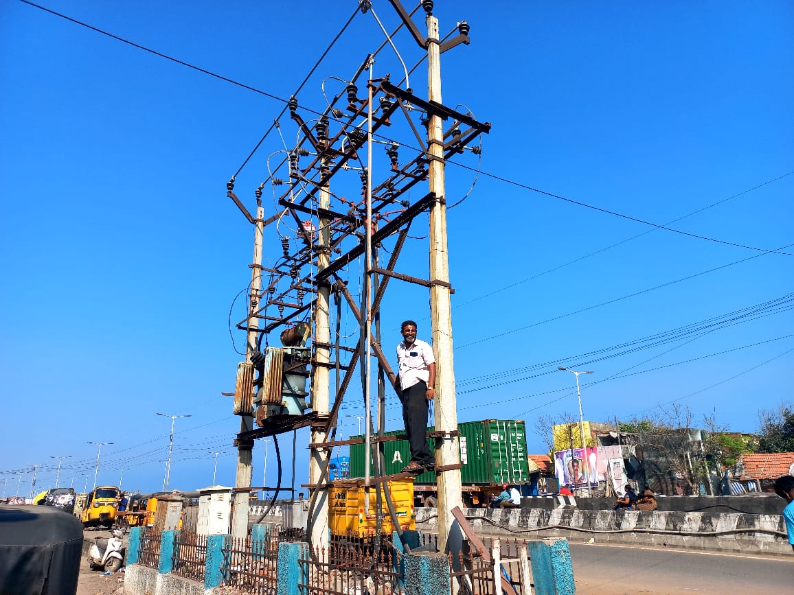 3 pole structure of Market farm Ss-1 and SS II maintained for replacing moving and fixing contacts during shutdown period in respect of New Washermenpet section