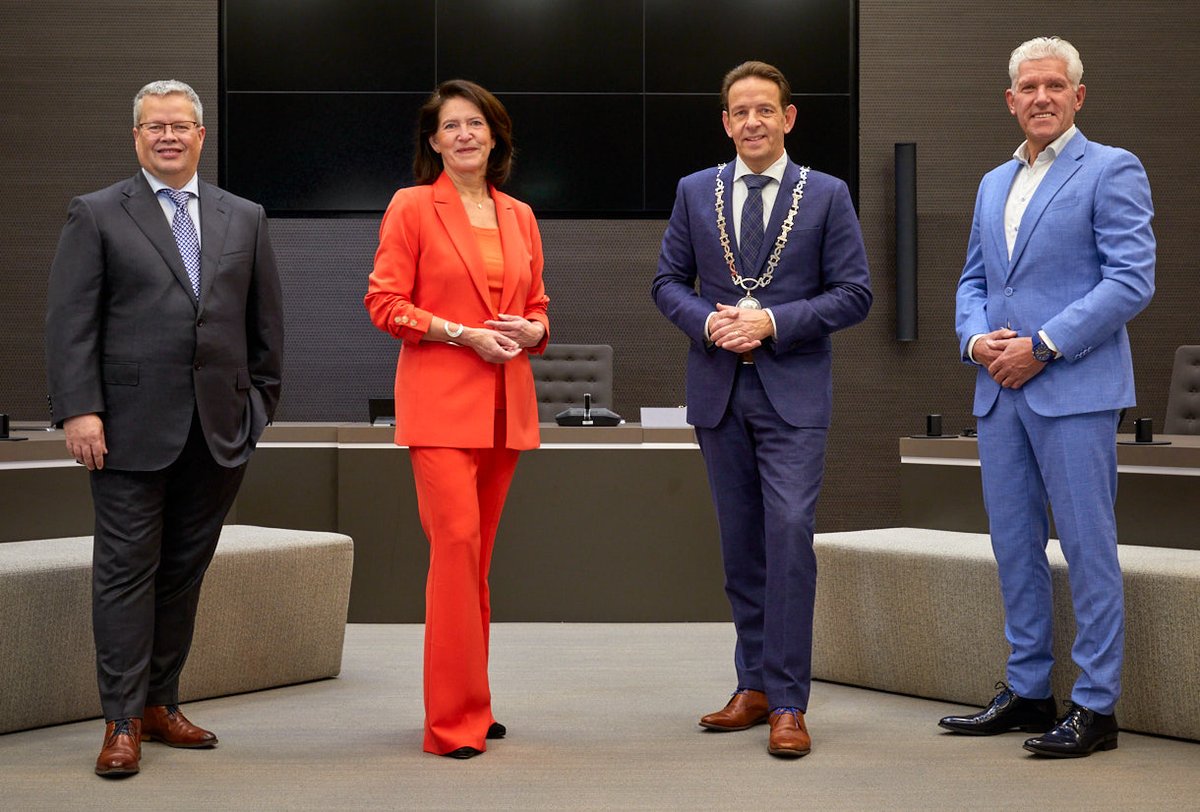 Gem_Cranendonck's tweet photo. Het college van burgemeester en wethouders deelt een kerstboodschap voor de inwoners van gemeente Cranendonck. Lees het hele bericht op onze website: https://t.co/OnZUXNbZX0 https://t.co/CxKbYZ9yWU