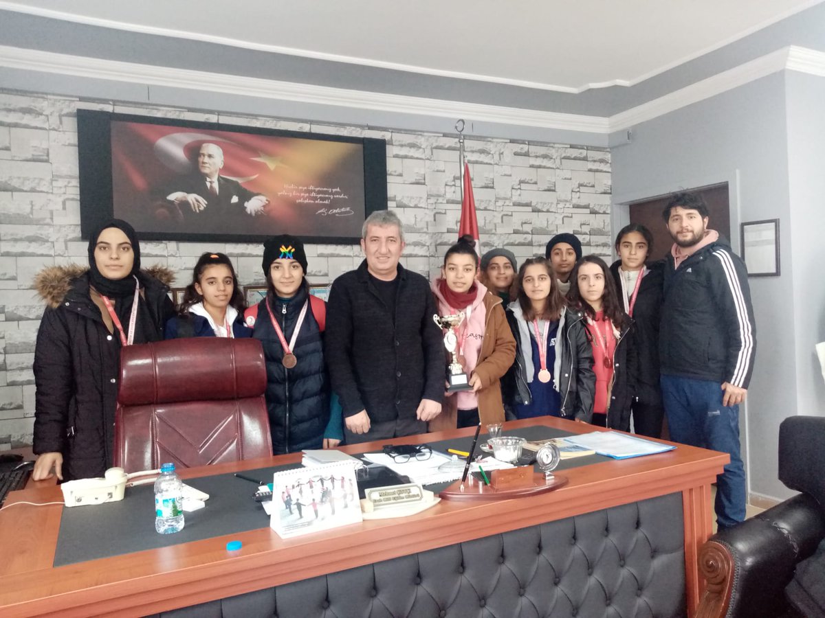 mem_eruh's tweet photo. İl merkezinde okullar arası düzenlenen voleybol müsabakalarında 3. olan  ilçemiz Çok Programlı Anadolu Lisesi kız voleybol takımını İlçe Milli Eğitim Müdürümüz Sn Mehmet ÇİFTÇİ makamında kabul ederek öğretmen ve öğrencileri tebrik etti. https://t.co/qp9vtwYZet
