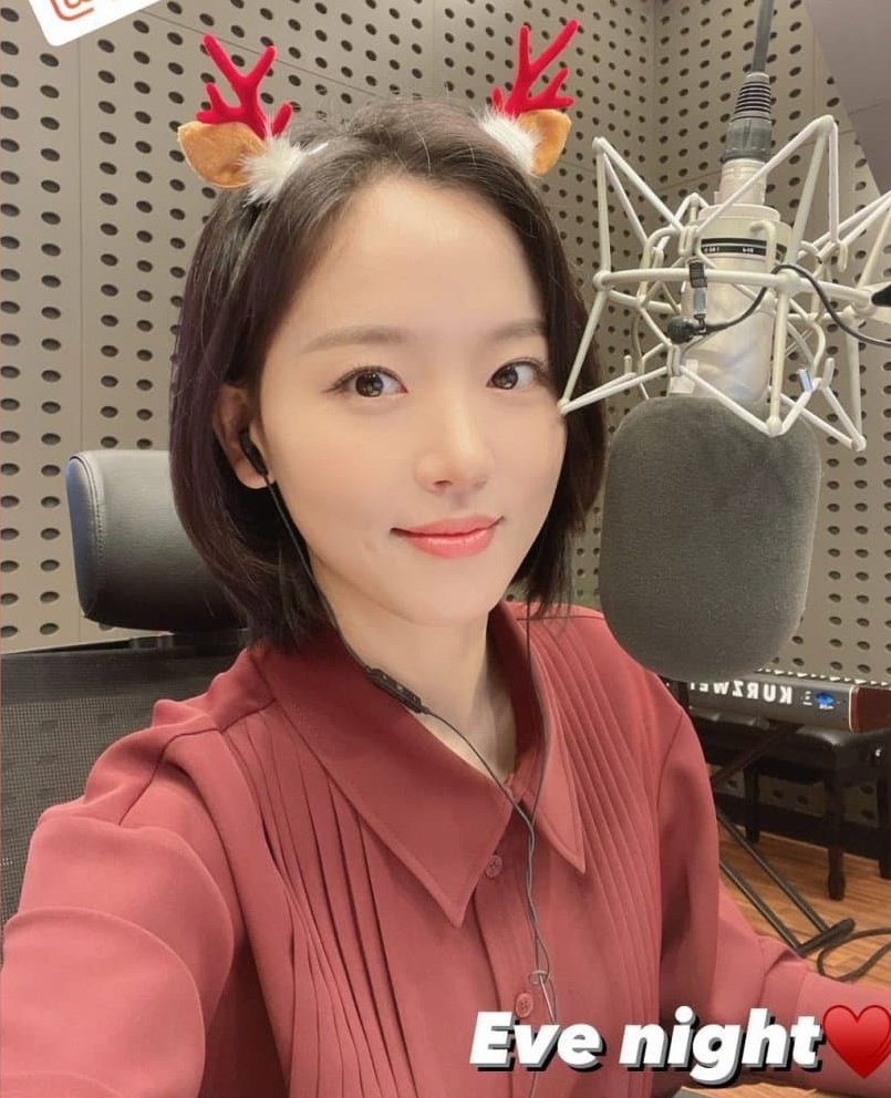 lilfleur_'s tweet photo. A year ago today on Christmas Eve 🎄

Human rudolph Handi 🦌 (plus Santa YoungD) 
And Handi got Rookie DJ Award at KBS Ent Awards 2020 🥳

#KangHanna #강한나 #강한나의볼륨을높여요 https://t.co/paRAFiSS14