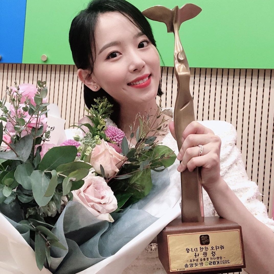 lilfleur_'s tweet photo. A year ago today on Christmas Eve 🎄

Human rudolph Handi 🦌 (plus Santa YoungD) 
And Handi got Rookie DJ Award at KBS Ent Awards 2020 🥳

#KangHanna #강한나 #강한나의볼륨을높여요 https://t.co/paRAFiSS14