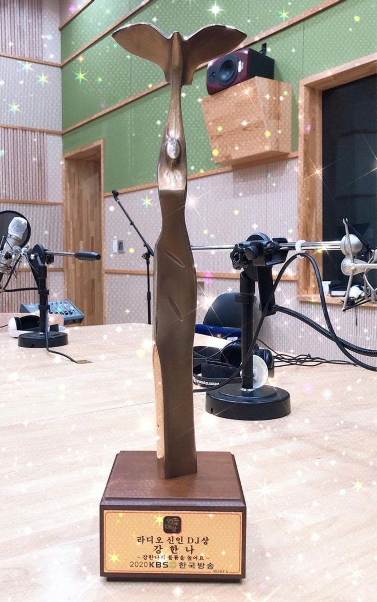 lilfleur_'s tweet photo. A year ago today on Christmas Eve 🎄

Human rudolph Handi 🦌 (plus Santa YoungD) 
And Handi got Rookie DJ Award at KBS Ent Awards 2020 🥳

#KangHanna #강한나 #강한나의볼륨을높여요 https://t.co/paRAFiSS14
