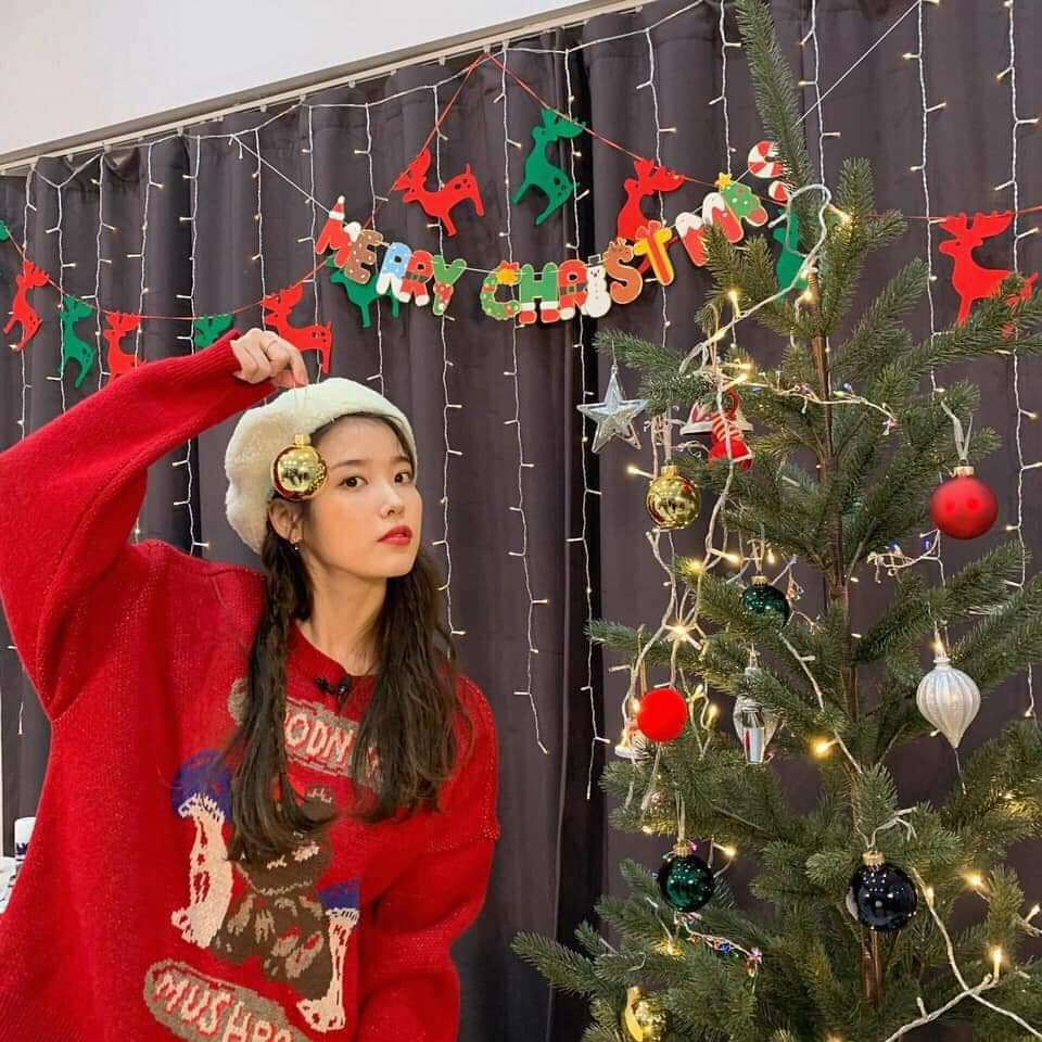 Aaron_jieun23's tweet photo. Merry christmas from IU everyone💖✨ #IU #IUfan #leejiun #이지운 https://t.co/X5IHz5HmHV