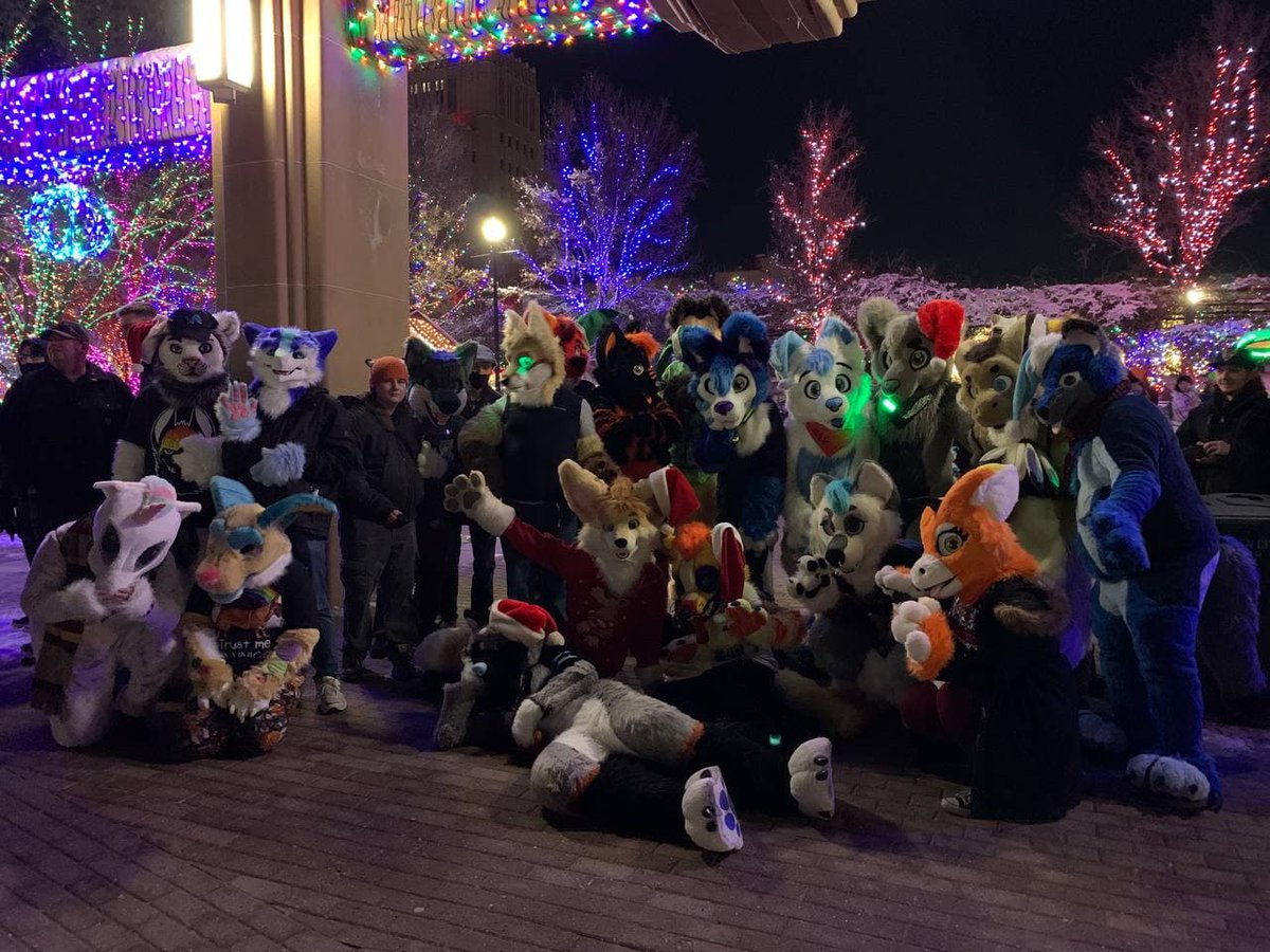 Merry Christmas Every-furry!
Whether you're spending the day with family, friends or just a day to relax, I hope you all have an enjoyable holiday and a warm and welcoming new year!💚

#lupesuit #publicsuiting #fursuit #furry #fursuiting