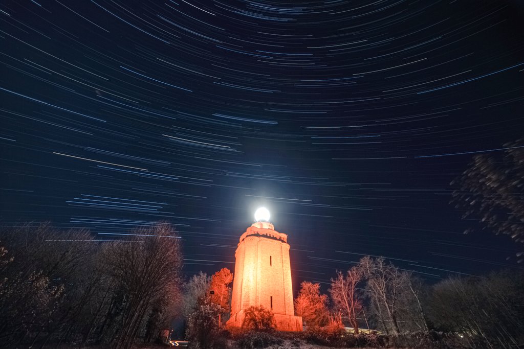 JensBenderMusic's tweet photo. Jetzt endlich eine lang ersehnte und überfällige Pause... Schöne Feiertage und viele Grüße von der Ingelheimer Kerze. 🎄

Happy Holidays 🍻

#nightscape #startrails #ingelheim #astrofotografie https://t.co/J7Tbbf4Vb1