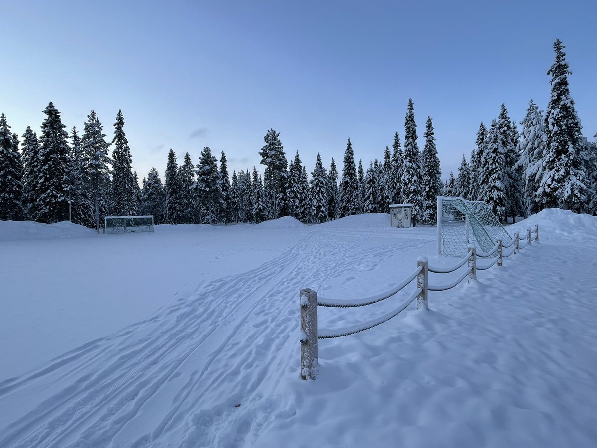 TimsNotWriting's tweet image. Jeff! You got the orange ball? 
JEFF?!
#Kuusamo #Lapland #PoolsPanel 🧊⚽️