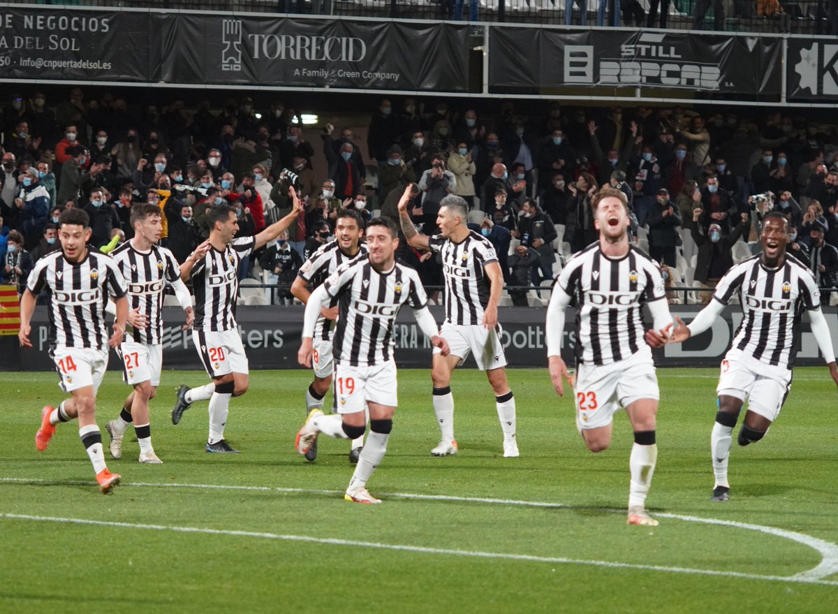 dbp_1975's tweet photo. Desear a toda la afición del @cdcastellon Feliz Navidad y próspero Año Nuevo. Desde la temporada 17/18 predominan las cosas buenas. Hemos tenido baches y siempre hemos salido adelante. Seguiremos como siempre trabajando para llegar a las metas más altas. Salud y #ppo. https://t.co/8mlOuw9hZP