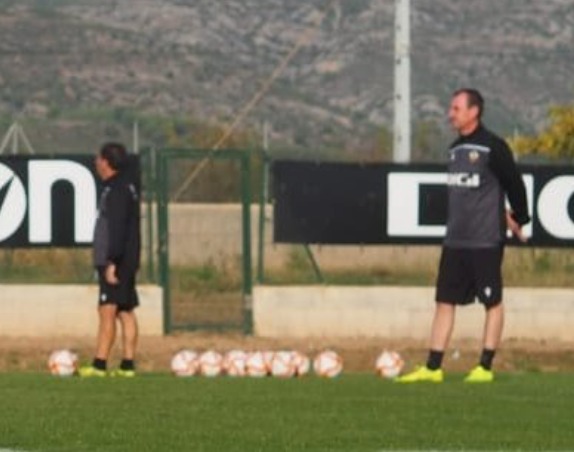 dbp_1975's tweet photo. Desear a toda la afición del @cdcastellon Feliz Navidad y próspero Año Nuevo. Desde la temporada 17/18 predominan las cosas buenas. Hemos tenido baches y siempre hemos salido adelante. Seguiremos como siempre trabajando para llegar a las metas más altas. Salud y #ppo. https://t.co/8mlOuw9hZP