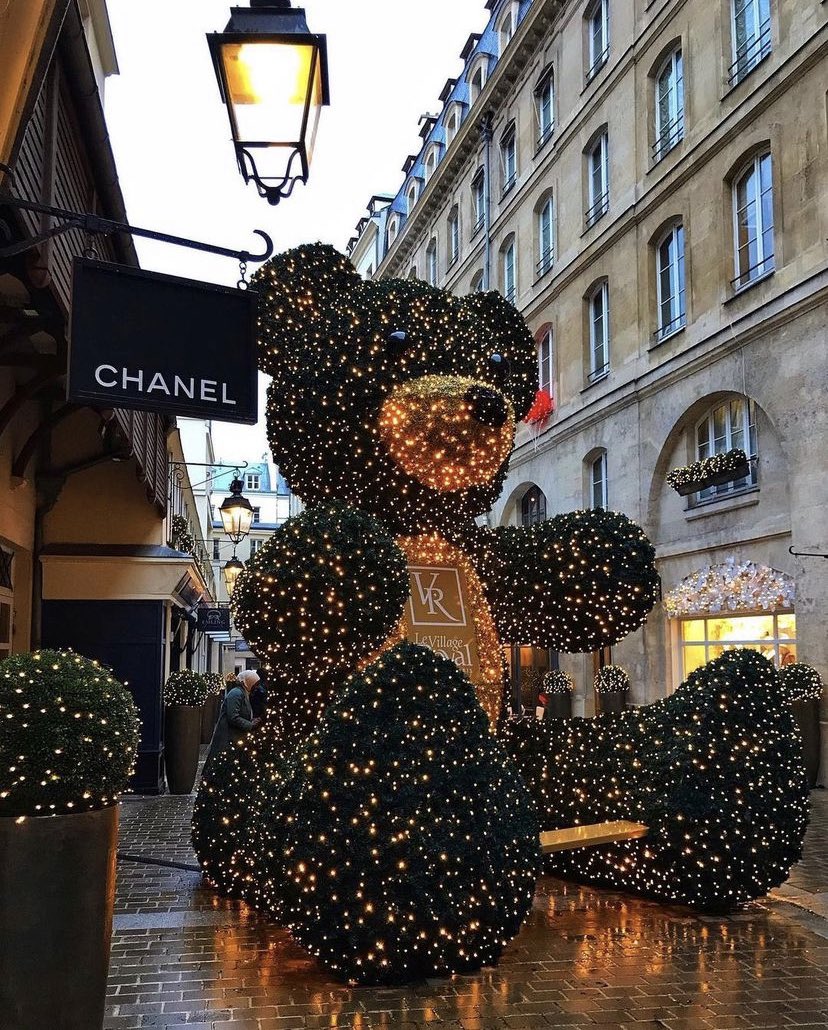 W0rld2026's tweet photo. Merry Christmas Paris https://t.co/rugtqZrgSJ