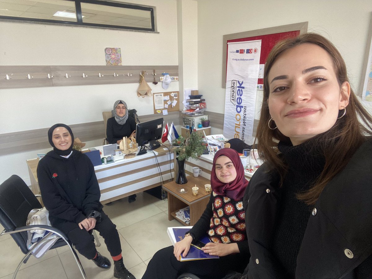 makif_ilkokulu's tweet photo. Etwinning projemiz için ilk adım atıldı. Zehra KAYA hocamıza güzel bilgilendirmeleri için teşekkür ederiz. 🏁🏁 https://t.co/uru480wTnI