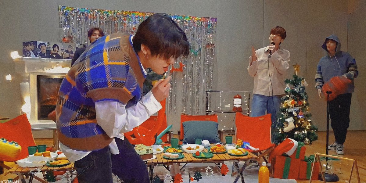 TXTFILM1's tweet photo. 📸 VLIVE ⭐🌲@TXT_members 

#TXT #TOMORROW_X_TOGETHER #투모로우바이투게더 https://t.co/DZwca40n5T