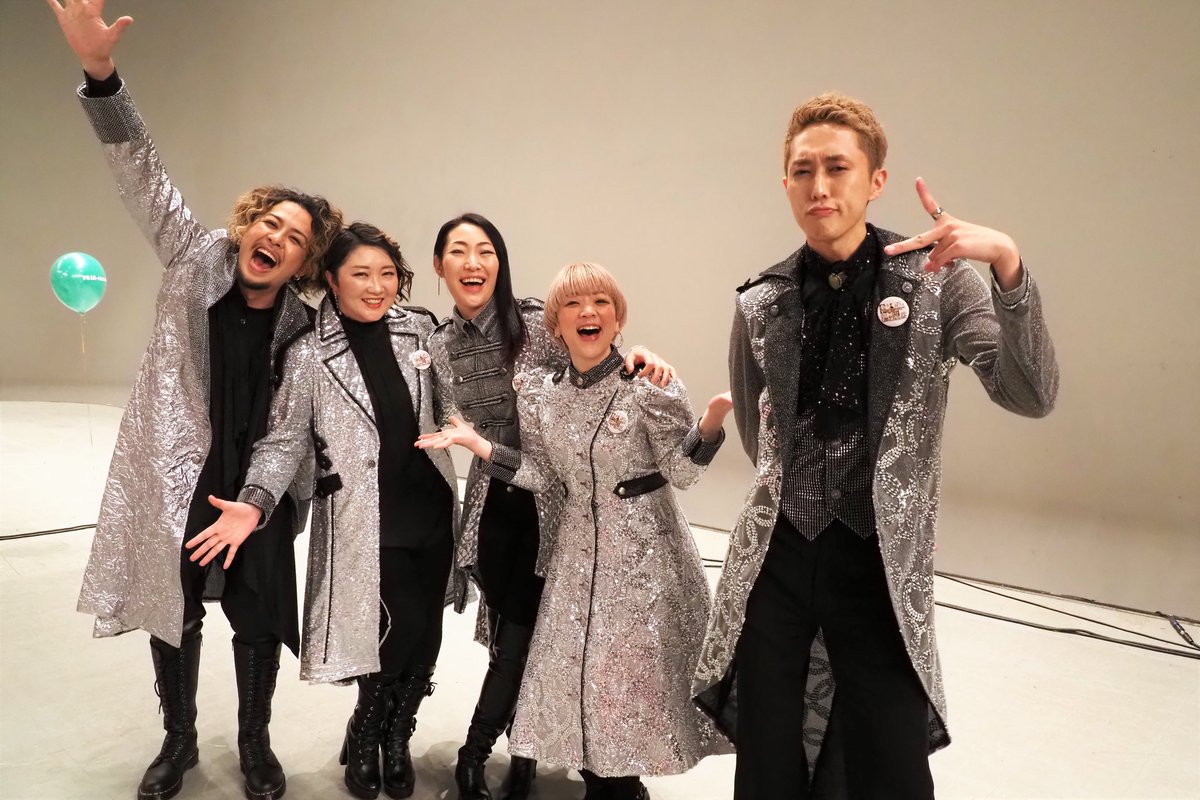 kikchy's tweet photo. そしてイブは
コアラモード.と並んで
VOJA-tension！
構成/演出/音楽
MCまで全くブレが無い満点の舞台。
最後のコンサートの最後の終わりかた
完全な暗転でメンバーが去る。
カッコよすぎ！
互いに続けてれば
きっと、また逢える…
ありがとう。
また、ね。

エミコ先生！
年明けすぐ
またお借りします https://t.co/p2LB4TqtM5