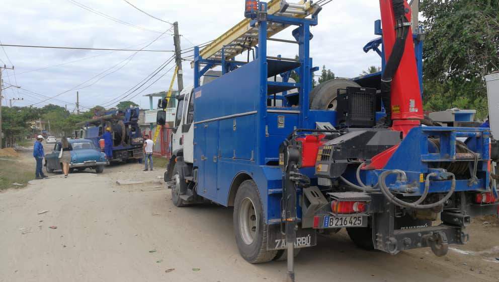 LidiaHid's tweet photo. En #LasTunas, en pocos días @ETECSA_Cuba instala nuevo Gabinete Integral Exterior en el Reparto Deportivo del municipio cabecera donde serán beneficiados más de 400 servicios telefónicos que aún están afectados por el incendio del pasado 16/12. Sin descanso porque #CubaVive https://t.co/EJQddYQLiE