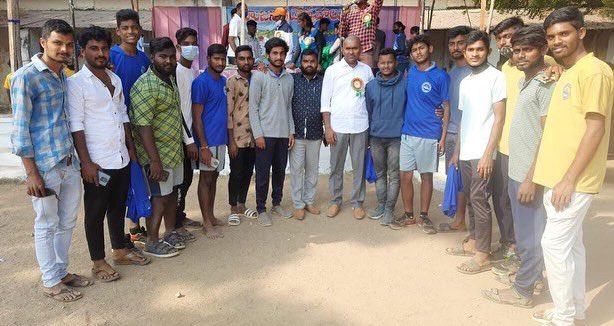 FoundationNalla's tweet photo. *సుల్తానాబాద్ పట్టణంలోని ప్రభుత్వ జూనియర్ కళాశాల మైదానంలో జరిగే యువజన క్రీడోత్సవాలకు క్రీడాకారుల కోరిక మేరకు హజరై శుభాకాంక్షలు తెలియజేసిన టిఆర్ఎస్ పార్టీ రాష్ట్ర నాయకులు నల్ల మనోహర్ రెడ్డి గారు @trspartyonline @TelanganaCMO @KTRTRS @KonathamDileep @nmreddy06 https://t.co/TVyRnNcZt7